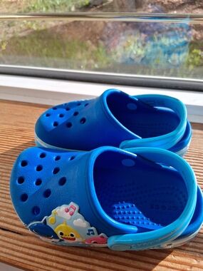 CROCS Bright Blue Kids Clogs with Baby Shark Charms